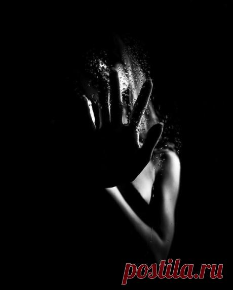 БОЛЬШАЯ ИГРА.

Я новичок в твоей игре,а ты в ней-мастер.
Пронёсся бурею по мне...след-как фломастер...
Но есть защита от всего...и против правил,
Последний ход...его ты мне,поверь,оставил...

Не зная правил всех игры,с тобой играла...
Не просчитав свои ходы,я...умирала..
Порой,неверный сделав ход,в себе замкнулась...
Но завтра всё собой сотрёт...и я...вернулась.

Я новичок в твоей игре...но я-играю...
И действий наших сложный ход..никто не знает...
И,пусть,в твоей большой ...