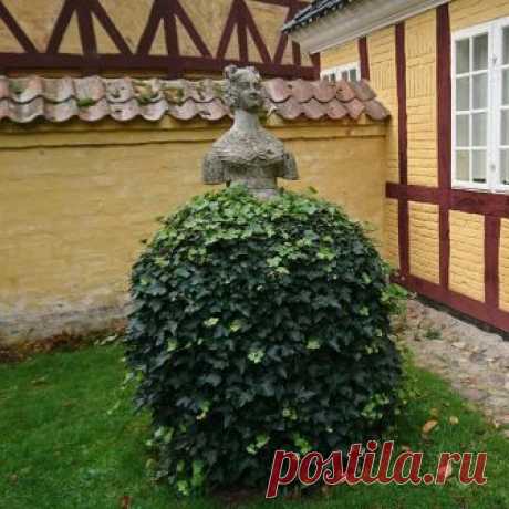 Плющевое платье в парке Старого Города, г. Орхус, Дания. Ivy dress in the park of the Old City, Aarhus, Denmark.