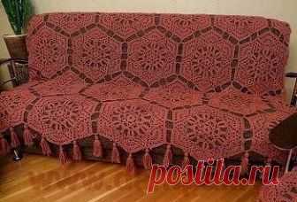 Вязаное покрывало на диван
   ]  

Для выполнения покрывала на диван понадобилось около 11-и мотков пряжи Opal Kardelen по 100 гр. каждый (100% акрил, 100 гр./210 м.), и еще по 4 мотка на каждое покрывало для кресла. В среднем на каждый полный мотив уходило 55 гр. ниток. Вместе с кистями на всю работу пошло 2 кг пряжи. Для вязания я использован крючок № 5.

Размер покрывала на диван 140х200 см, а размер покрывала на кресло 140х76 см.
Для покрывала на диван связано 18 полны...