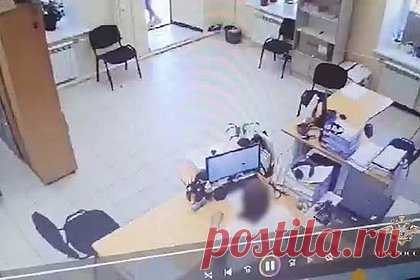 Нападение россиянина в маске и с пистолетом на кредитный офис попало на видео. Сотрудники отдела МВД России «Гусь-Хрустальный» Владимирской области задержали 24-летнего безработного мужчину, который в медицинской маске пришел в офис микрофинансовой организации (МФО) и, угрожая похожим на пистолет предметом, потребовал отдать ему деньги. Забрав из кассы более 67 тысяч рублей, он скрылся.