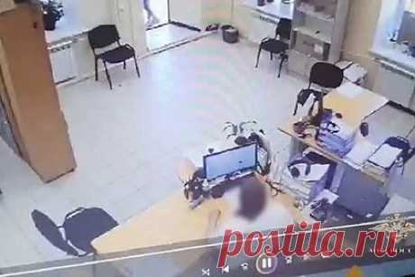 Нападение россиянина в маске и с пистолетом на кредитный офис попало на видео. Сотрудники отдела МВД России «Гусь-Хрустальный» Владимирской области задержали 24-летнего безработного мужчину, который в медицинской маске пришел в офис микрофинансовой организации (МФО) и, угрожая похожим на пистолет предметом, потребовал отдать ему деньги. Забрав из кассы более 67 тысяч рублей, он скрылся.