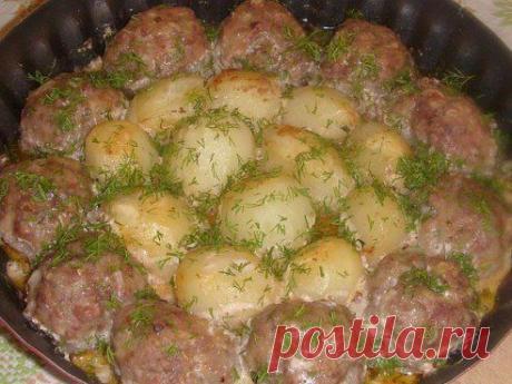 Котлетки с картошкой в сметанно-томатном соусе!

Фарш-400 гр.
Лук,чеснок,
Яйцо,
Булка(замочить в хол. молоке).
Мука-2 стол.л.(для панировки).
Приготовить фарш(как на котлетки),разделить,каждый шарик запанировать в муке.Уложить в смаз. форму,а середину картофель.
Запекать в разогр. духовке 15 минут,при 220*.
Для соуса смешать 2 стол.л сметаны+1 стол.л кетчупа+0.5 стакана воды,соль,перец.
Залить соусом и оставить в духовку на 20 минут.
При подаче посыпать зеленью!
Приятного аппетита!