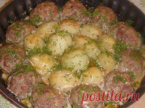 Котлетки с картошкой в сметанно-томатном соусе!

Фарш-400 гр.
Лук,чеснок,
Яйцо,
Булка(замочить в хол. молоке).
Мука-2 стол.л.(для панировки).
Приготовить фарш(как на котлетки),разделить,каждый шарик запанировать в муке.Уложить в смаз. форму,а середину картофель.
Запекать в разогр. духовке 15 минут,при 220*.
Для соуса смешать 2 стол.л сметаны+1 стол.л кетчупа+0.5 стакана воды,соль,перец.
Залить соусом и оставить в духовку на 20 минут.
При подаче посыпать зеленью!
Приятного аппетита!
