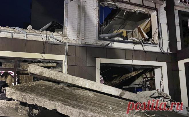 МЧС сообщило о пяти погибших при обстреле пекарни в Лисичанске. Пять погибших извлечены из-под завалов пекарни в Лисичанске (ЛНР) после обстрела со стороны ВСУ, 6 человек спасены, сообщает МЧС.