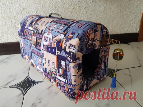 Кошкин дом | Все для дома Добрый день. Очередной кошкин дом из крышки от старой швейной машинки. Идея из интернета, крышка, пардон, с мусорки. Обтянула синтепоном и остатками трикотажа. Внутри матрасик на синтепоне. Симона уже заинтересовалась. Фонарик из маленькой баночки от крема Вот такой безхитростный домик.