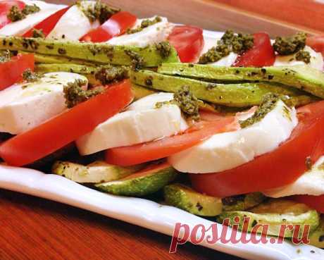 Вкусный итальянский салат с моцареллой и помидорами   на подушке из печеных кабачков.

Кабачки (можно цукини) — 4 шт.
Помидоры — 2-3 шт.
Сыр моцарелла из молока черной буйволицы — 350 гр. (2 боккончини).
Соус «Песто» — 3 ч.л.
Итальянские травы- 2 ч.л.
Оливковое масло первого отжима — 50 гр. + 50 гр.
Кедровые орехи — 50 гр.