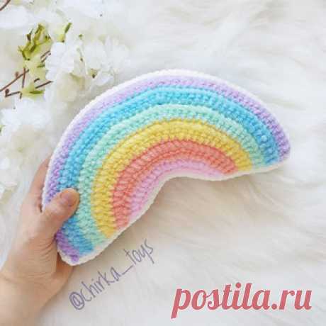 Радуга амигуруми. Схемы и описания для вязания игрушек крючком! Бесплатный мастер-класс от Екатерины Чирковой по вязанию радуги из плюшевой пряжи крючком. Размер вязаной игрушки примерно 26 см в длину и 13 см в выс…
