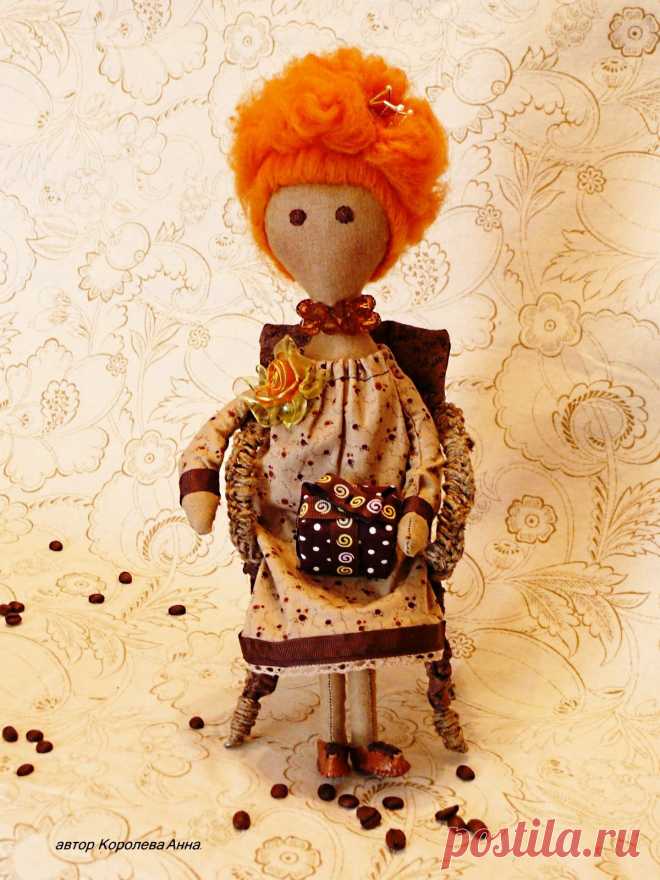 Вас приветствует - Принцесса Арабика Бурбон. Красивая и экстравагантная особа . Ей свойственны такие черты характера , как доброта и щедрость . Вот и в этот раз, удобно усевшись на своём любимом стуле, она вновь упаковывает подарки для своих друзей и просто знакомых - лучшие сорта кофейных зёрен. Эта композиция великолепно украсит ваш интерьер, создаст теплоту и уют в вашем доме .Лён-из которого сшита тело принцессы , пропитан на три раза вареным кофе, тем самым придаёт коже Принцессе цвет загар