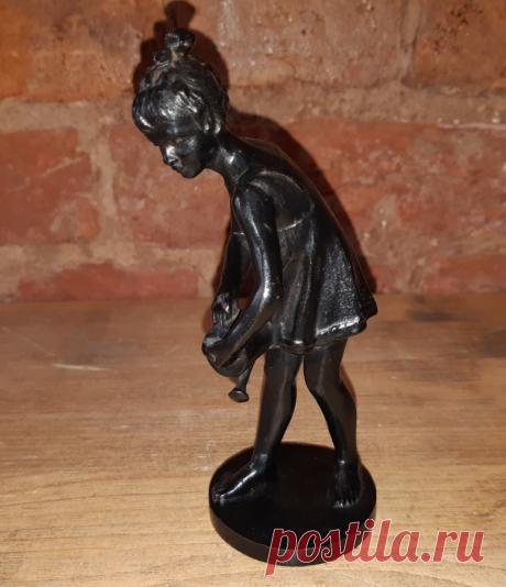 Статуэтка. Девочка с лейкой. Касли. СССР. 1984 год. Художественное литьё.
Высота : 145 мм. Диаметр основания : 55 мм.
Цена : 4700 руб.
Купить сейчас :
#СтатуэткаДевочкаЛейкой #ДевочкаЛейкойКасли #СтатуэткаКаслиСССР
#ДевочкаЛейкой1984год
#ДевочкаЛейкойХудожественноеЛитьё