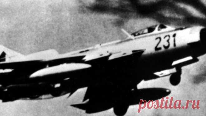 США планировали инсценировать «нападение русских» и объявить Москве войну США намеревались вовлечь СССР в вооруженный конфликт при помощи инсценировки атаки советских самолетов на американскую или союзническую военную базу. Об этом сказано в документе, опубликованном на сайте Национального архива Соединенных Штатов.