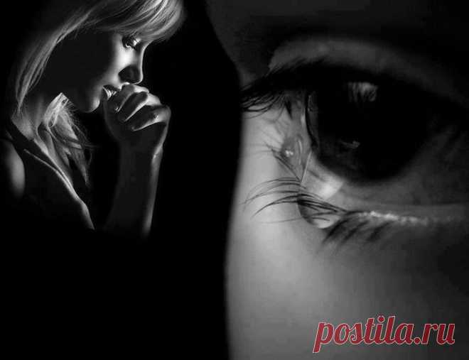 Я и плакала и каялась,хоть бы с неба грянул гром! Сердце темное измаялась в нежилом дому твоем.Боль я знаю нестерпимую,Стыд обратного пути..Страшно,страшно к нелюбимому,страшно к тихому войти,а склонюсь к нему нарядная,ожерельями звеня;Только спросит: "Ненаглядная!Где молилась за меня"(Анна Ахматова 1911год) (волшебная страна книг К,Н.)