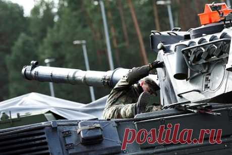 В Германии танк открыл огонь на автостраде