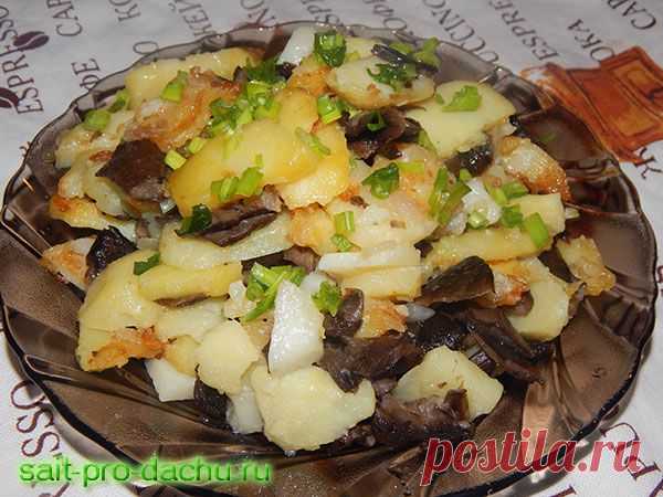 Опята с картошкой жареные