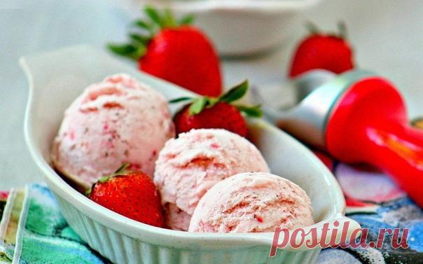 Простой рецепт клубничного мороженого

Какое лето без мороженого! Приготовить его совсем не сложно в домашних условиях, используя все три простых ингредиента.

Ингредиенты:

жирные сливки 480 мл
сгущенное молоко 400 мл
ягоды клубники 450 г

Приготовление:

В большой миске смешайте сливки и сгущенное молоко и взбейте блендером до устойчивых пиков. Добавьте перетертую до состояния пюре клубнику и хорошо перемешайте. По желанию можно добавить пару капель пищевого красителя кр...