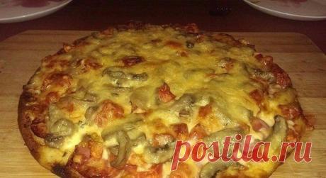 Обалденная быстрая пицца. Вкуснее я не пробовала!
Супер-рецепт.
Ингредиенты:
Мука — 3 ст. л.Майонез — 3 ст. л.Яйца — 2 шт.Сыр — 200 гПомидор — 1 шт.Колбаса — 150 гЛук — 0,5 шт.Зелень — по вкусу
Приготовление:
Смешиваем в миске яйца, майонез и муку…