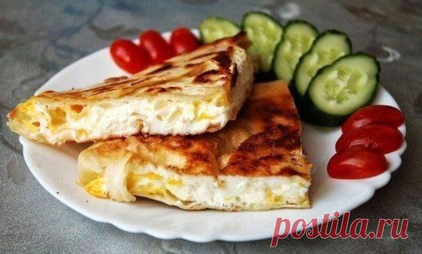 Яичница с сыром в лаваше 
Спасибо, что не забыли поставить 
 СОХРАНИТЕ себе на стену, чтобы не потерять!

на 100 грамм - 214 ккалБ/Ж/У - 12/9/21 

Ингредиенты: 

• Сыр - 70 г (у нас сулугуни) 
• Яйца - 3 шт 
• Лаваш - 1 шт 
• Специи - по вкусу 
• Соль, перец - по вкусу 

Приготовление: 

Поставить на огонь сковороду, добавить немного масла. Дно застелить лавашем, края лепешки должны свисать. Разбить сверху яйца, посолить, поперчить, посыпать тертым сыром сулугуни. Края акк...