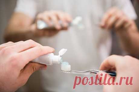 Раскрыты опасные последствия чистки зубов после умывания лица. Дерматолог Линдси (фамилия неизвестна) раскрыла опасные последствия чистки зубов после умывания лица. По словам врача, бактерии, стекающие вместе со слюной и зубной пастой изо рта, могут вызвать прыщи на подбородке. При этом она отметила, что остатки продукта, в которых есть спирт и фтор, приводят к раздражению кожи.