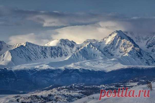 Рассвет на Северо-Чуйском хребте, Алтай. Автор фото: Дмитрий Купрацевич.