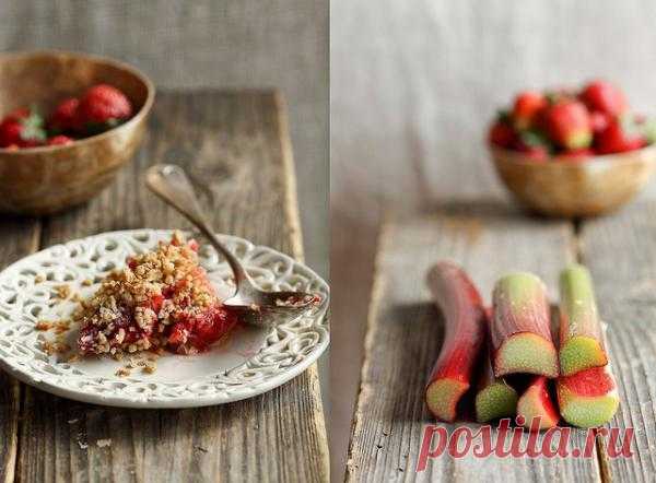 Крамбль с клубникой, грецкими орехами и ревенем.