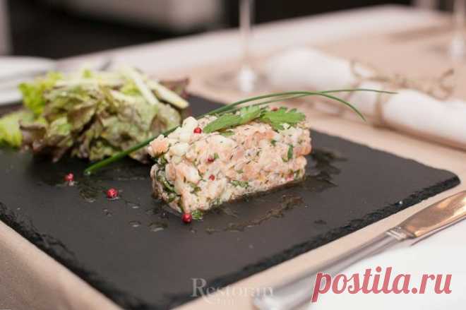 Тартар из лосося с яблоком и сельдереем от ресторана 