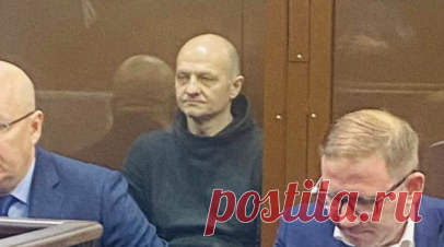 Осуждённому экс-вице-губернатору Петербурга Лавленцеву выдвинули новое обвинение. Бывшему вице-губернатору Санкт-Петербурга по вопросам ЖКХ Владимиру Лавленцеву, осуждённому в прошлом году на 13 лет колонии за крупную растрату и мошенничество, предъявлено новое обвинение в хищениях на несколько миллиардов рублей при заключении строительных контрактов, пишет газета «Ведомости». Читать далее