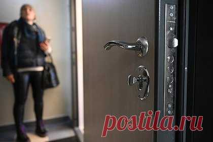 Забывшая закрыть дверь россиянка застала в квартире незнакомца в трусах. В Мурино Ленинградской области девушка, забывшая закрыть дверь, застала под утро в квартире незнакомца в трусах. Об этом стало известно 78.ru. По сведениям телеканала, россиянка перепугалась и попыталась объяснить мужчине, что тот ошибся жилищем. Однако ничего не помогало: визитер был уверен, что находится у себя дома.