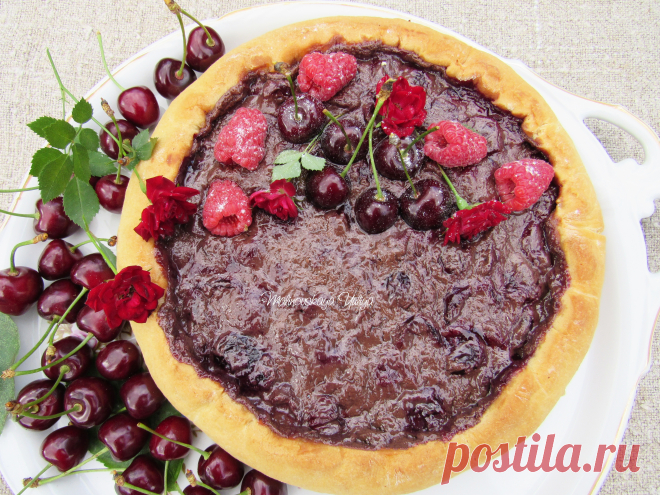 Gâteau au chocolat et les cerises délicieuses!
Pie with chocolate and cherries is very tasty!
Torta con cioccolato e ciliegie deliziose!
Пирог , ватрушка с шоколадом и черешней очень вкусно!