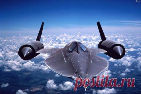 Американский стратегический самолет-разведчик SR-71