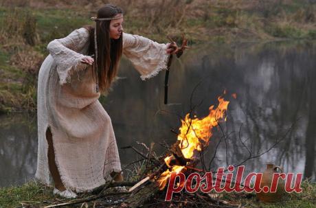 Если ты слышишь – слушай. Большего не приму. 
Всё, что во мне, – наружу. Всем, а не одному. 
Сколько придёт погреться ночью к огню костра – 
Каждому я невеста. Каждому я сестра. 
Я соберу их вместе, рядом, плечо в плечо 
И поцелую песней, ласково, горячо. 
Ни одного – губами. Я не жена, не мать. 
Всё, что умею, – пламя поровну разделять. 
Звери, больные птицы: каждый – моя семья. 
Тратиться и скупиться здесь не имею я 
Права, ведь это даже вовсе не мой костёр. 
Я здесь стою на страже с ветхозав