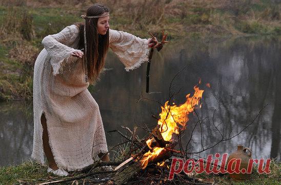 Если ты слышишь – слушай. Большего не приму. 
Всё, что во мне, – наружу. Всем, а не одному. 
Сколько придёт погреться ночью к огню костра – 
Каждому я невеста. Каждому я сестра. 
Я соберу их вместе, рядом, плечо в плечо 
И поцелую песней, ласково, горячо. 
Ни одного – губами. Я не жена, не мать. 
Всё, что умею, – пламя поровну разделять. 
Звери, больные птицы: каждый – моя семья. 
Тратиться и скупиться здесь не имею я 
Права, ведь это даже вовсе не мой костёр. 
Я здесь стою на страже с ветхозав