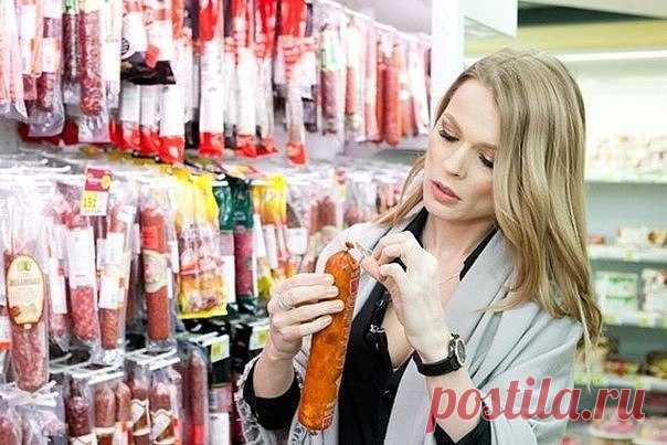 Как правильно выбирать продукты 1. Молоко. На прилавке: нужно различать несколько видов молока, чтобы уже в магазине подобрать тот, который вам больше подходит. Пастеризованное молоко – его приготовление предусматривает нагревание молока до 60-70°С в течение 15-30 минут. При этом сохраняются все полезные микроорганизмы, но сдерживается процесс брожения. Срок хранения пастеризованного молока недолог – всего 36 часов. Стерилизованное молоко подвергается механической обработке под давлением и