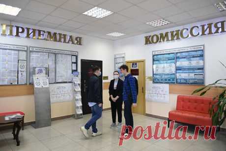 В Минобрнауки объяснили причину «непоступления» стобалльников в вузы. Министр науки и высшего образования Валерий Фальков заявил, что причина «непоступления» абитуриентов, набравших высокие баллы на едином государственном экзамене, а также победителей и призеров олимпиад связана с их заинтересованностью лишь в нескольких ведущих университетах страны.