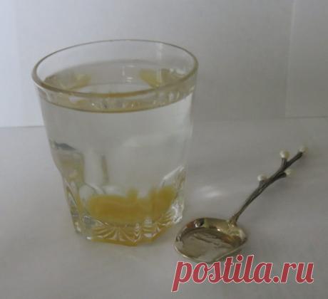 Одну чайную ложку меда развести в стакане сырой воды. Получаем 30%
раствор меда, который по составу идентичен плазме крови. Мед в сырой воде формирует кластерные связи (структурирует ее). Это повышает её целебные свойства. Медовая вода усваивается организмом быстро и полностью.

Эффект медовой воды

Нормализуется пищеварение. Улучшается работа всех звеньев ЖКТ.
Повышается иммунитет. Проходят хронические насморки, бронхиты,
разжижается и выходит слизь из легких (естественны...