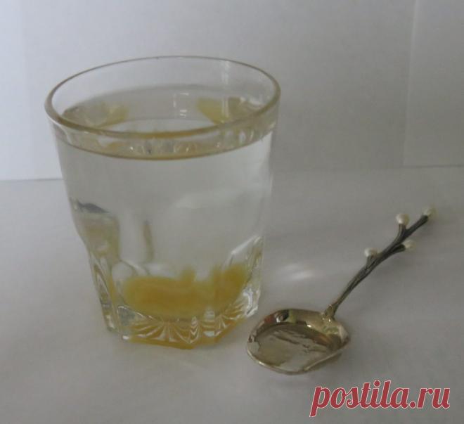 Одну чайную ложку меда развести в стакане сырой воды. Получаем 30%
раствор меда, который по составу идентичен плазме крови. Мед в сырой воде формирует кластерные связи (структурирует ее). Это повышает её целебные свойства. Медовая вода усваивается организмом быстро и полностью.

Эффект медовой воды

Нормализуется пищеварение. Улучшается работа всех звеньев ЖКТ.
Повышается иммунитет. Проходят хронические насморки, бронхиты,
разжижается и выходит слизь из легких (естественны...