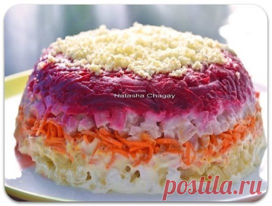 Салат с корейской морковкой «Закат»
Для приготовления нам потребуется:
● Картошка вареная 3 шт средние
● мясо копченое любое 200гр
● свекла вареная 1 шт
● морковь по-корейски 150гр
● лук репчатый 1/2 шт
● майонез
● Желток для украшения.
Приготовление:
Картошку и свеклу потереть на крупной терке. Мясо и лук мелко порезать. Морковь если длинная тоже порезать. Свеклу и мясо по отдельности смешать с майонезом. Выкладывать слоями: картошка, майонез, морковь, мясо, лук, свекла. Украсить тертым желт