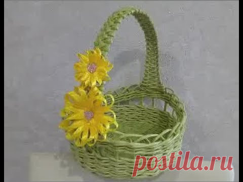 Пасхальная корзинка из бумажных трубочек с ажурными ручками и с ажурной загибкой