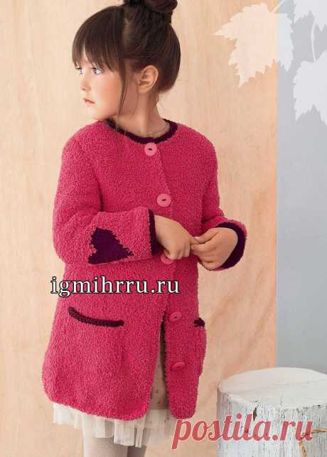 Для девочки 2-12 лет. Малиновое пальто с карманами и «сердечками». Вязание спицами для детей