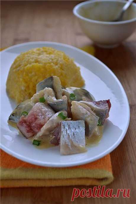 Сельдь в горчичном соусе Вкуснейшая закусочка. Может быть отдельным блюдом, если дополнить картофелем или крутой кукурузной кашей. 2-4 порции 2 крупные соленые сельди Соус: 4 желтка 7 ст.л. не острой горчицы 2 ч.л. сахара 3-4 ст.л. лимонного сока 300-400 мл растительного масла соль, перец Рыбу выпотрошить, снять кожу,…