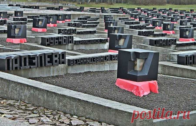 Просто помните об этом: Каждая могила - это целая деревня! | InfoRuss Это кладбище в Белоруссии. Каждая могила — это целая деревня. Там 186 таких надгробий. Жителей этих деревень, женщин, детей и стариков не просто убивали, их пытали, терзали, глумились. После прочтения документальных материалов даже просто вспоминать об этом — страшно. Все это делали бандеровцы. Те самые, которых на Украине нет, в честь которых сегодня на Украине называют улицы и проспекты, которым на Укр...