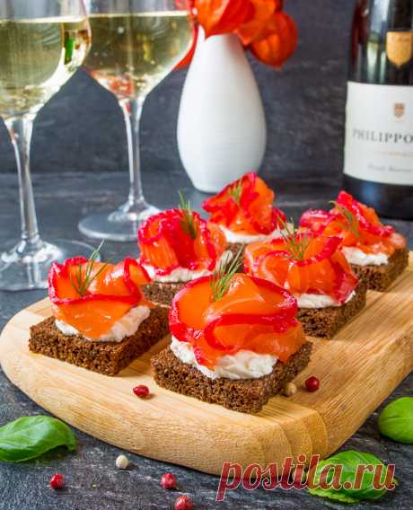 Гравлакс со свеклой на Вкусном Блоге Отдаю рецепт, который вчера анонсировала в Инстаграме 🙂 Очень вкусная малосольная семга по этому рецепту получается. И если начать готовить ее сегодня вечером (или завтра утром 😉 ), то к новогодней вечеринке у вас будет готова очень вкусная закуска. Для засола подходит любая красная рыба – семга, форель, горбуша, кета,…