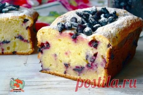 НЕЖНЕЙШИЙ ЙОГУРТОВЫЙ КЕКС

Ингредиенты:⠀
Мука — 230 г 
Разрыхлитель — 10 г
Сливочное масло — 180 г
Сахар — 200 г
Яйцо — 3 шт.
Цедра лимона — 1 ч. л. 
Йогурт натуральный — 100 г 
Ягоды (свежие или замороженные) — 100 г ⠀

Для крема: ⠀
Сыр творожный — 150 г 
Сливки 33 % — 50 г 
Сахарная пудра — 50 г 
Ванильный сахар — 10 г ⠀ 

Для украшения: ⠀ 
Ягоды 
Сахарная пудра ⠀
 
Приготовление: ⠀ 
1. Сливочное масло комнатной температуры взбиваем с сахаром и вводим по одному яйца. 
2....