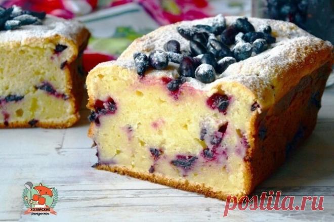 НЕЖНЕЙШИЙ ЙОГУРТОВЫЙ КЕКС

Ингредиенты:⠀
Мука — 230 г 
Разрыхлитель — 10 г
Сливочное масло — 180 г
Сахар — 200 г
Яйцо — 3 шт.
Цедра лимона — 1 ч. л. 
Йогурт натуральный — 100 г 
Ягоды (свежие или замороженные) — 100 г ⠀

Для крема: ⠀
Сыр творожный — 150 г 
Сливки 33 % — 50 г 
Сахарная пудра — 50 г 
Ванильный сахар — 10 г ⠀ 

Для украшения: ⠀ 
Ягоды 
Сахарная пудра ⠀
 
Приготовление: ⠀ 
1. Сливочное масло комнатной температуры взбиваем с сахаром и вводим по одному яйца. 
2....