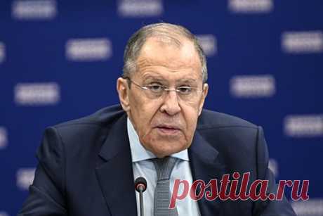 Лавров получил в подарок из Италии уникальное издание Данте. Министр иностранных дел России Сергей Лавров получил в подарок из Италии редкое издание «Божественной комедии» Данте Алигьери. Об этом сообщил глава представительства внешнеполитического ведомства Южной Осетии в Италии Мауро Мурджа. Книги изготовлены из хлопковой бумаги, а иллюстрации сделаны вручную.