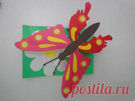 Аппликация бабочка, простые схемы для взрослых и малышей Красивая аппликация бабочка может быть изготовлена из любых материалов - бумаги, картона, ткани, крупы. Нюансы выбора сырья для детского рукоделия, советы начинающим.
