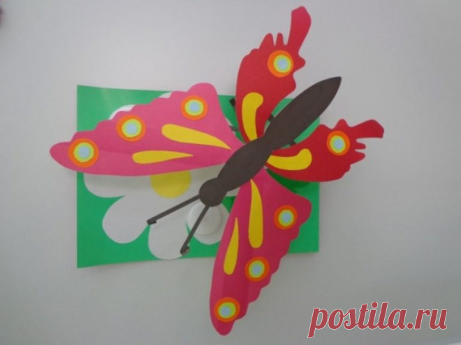 Аппликация бабочка, простые схемы для взрослых и малышей Красивая аппликация бабочка может быть изготовлена из любых материалов - бумаги, картона, ткани, крупы. Нюансы выбора сырья для детского рукоделия, советы начинающим.