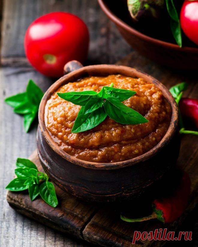 ​Баклажанная икра в мультиварке Ингредиенты:Баклажаны — 1 кгПомидоры — 400 г Лук репчатый — 100 г Перец сладкий красный — 2 шт. Масло растительное — 100 мл Соль, перец черный — по вкусу Перец горький (опционально) — по вкусу Чеснок (опционально)...