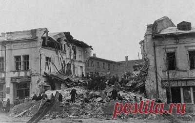 ТАСС публикует архивные фото освобожденного в 1943 году Харькова. На снимках можно наблюдать красноармейцев на городском железнодорожном вокзале, горящее здание Харьковского областного комитета ВКП(б), Дворец пионеров