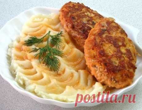 Мой фирменный рецепт ленивых куриных голубцов – очень вкусно! Ингредиенты: куриное филе — 800 грамм капуста — 300 грамм лук — 2 штука морковь — 1 штука геркулес — 2/3 стакана яйцо — 1 штука соль, перец зелень масло для жарки томатная паста — 1 ст.л. сметана — 2-3 ст.л. Приготовление: Нашинковать мелко капусту и обдать кипятком. Куриное филе, лук и морковь пропустить через […]