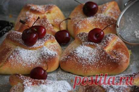 &quot;Подушечки&quot; с творогом и вишней=- мука - 500 г
- желток - 2 шт.
- сахар - 100 г
- цедра лимона - 0,5 шт.
- сливочное масло ( растопленное тёплое) - 120 г
- молоко  - 240 мл
- соль - 0,5 ч. л.
- дрожжи сухие - 9 г

 начинка:

- творог (мелкозернистый) - 500 г
- вишня - 400 г
- цедра лимона - 0,5 шт. (крупного лимона)
- желтки - 2 шт.
- сахар - 3 ст. л.
- крахмал кукурузный - 2 ст. л.
- сливочное масло (растопленное) - 30 г
- ваниль - по вкусу