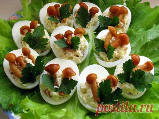 Фаршированные яйца. 25 вариантов начинки.
1. Обжарьте мелко порезанный лук и смешайте с желтком.
2. Твердый сыр с чесноком, майонезом и желтком.
3. Желток с мелко порезанными маслинами или оливками и майонезом.
4. Красная или черная икра. Уже без желтка.
5. Сыр на мелкой терке, грецкие орехи плюс майонез и чеснок. Украсить 
половинками грецкого ореха.
6. Тунец или сайра с маслинами.
7. Креветки с желтком. Сверху – по целой вареной креветке.
8. Желток, майонез, горчица, соленые огурцы – на терке